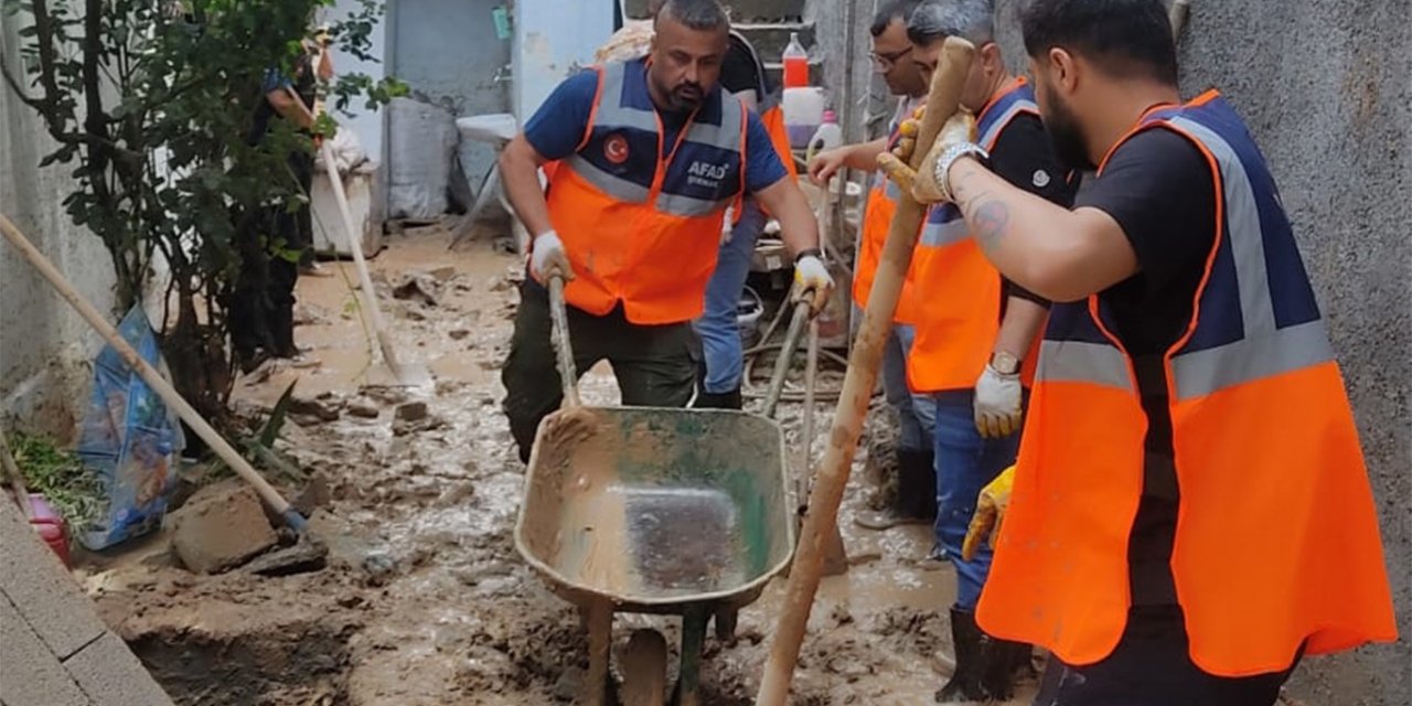 Afad Gönüllüleri, Cizre’de Sel Felaketinin Yaralarını Sarıyor