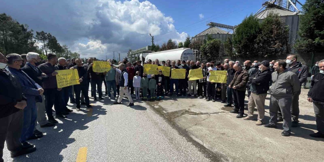Fabrikanın Dereye Bıraktığı Atık, Mahalleliye Eylem Yaptırdı