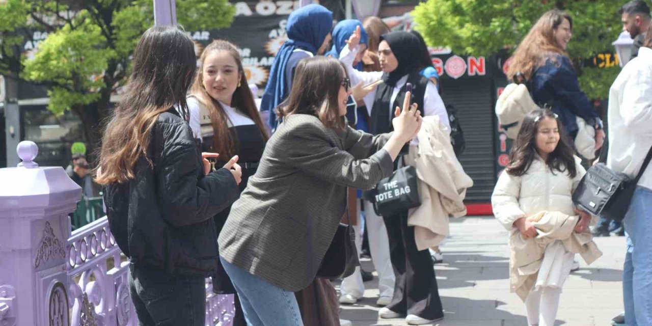 Porsuk Çayı’ndaki Köprüde Fotoğraf Çekenler Yoğunluk Oluşturdu