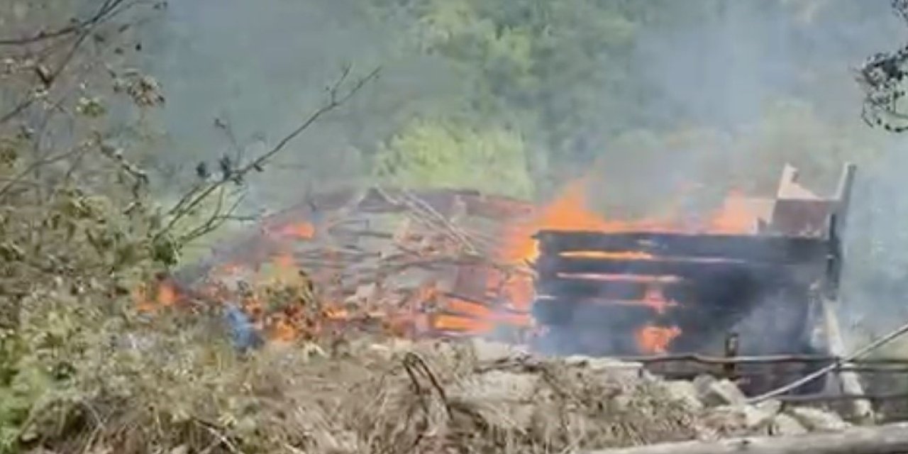 Alevlere Teslim Olan Ahşap Ev Küle Döndü