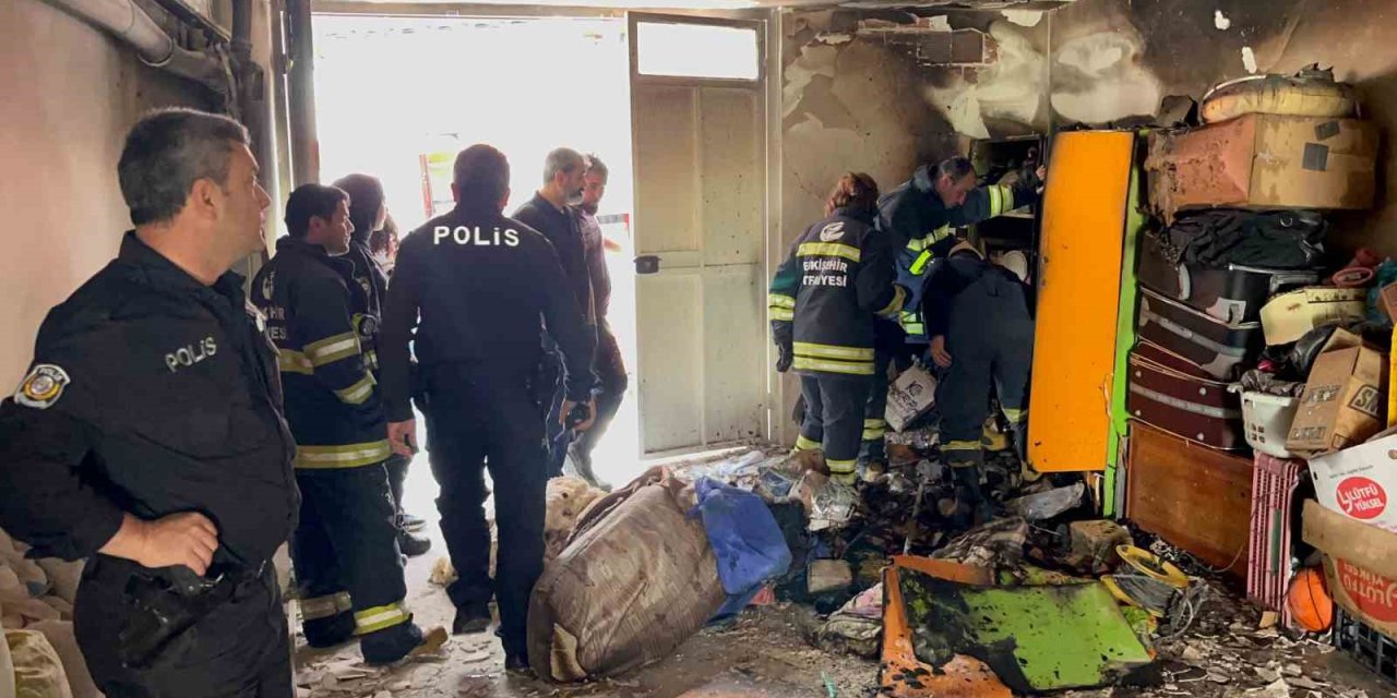 Garajda Çıkan Yangında Dumandan Etkilenen 2 Kişi Hastaneye Kaldırıldı