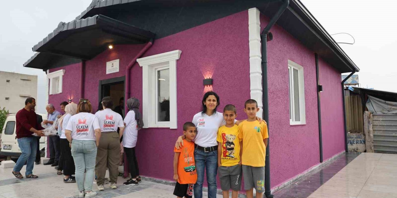 Yağmurlu Havalarda Islanmak İstemeyen Depremzede Meriç’in Sesini Duyan Sağlıkçı Havva’dan Afetzede Aileye Sıcak Yuva