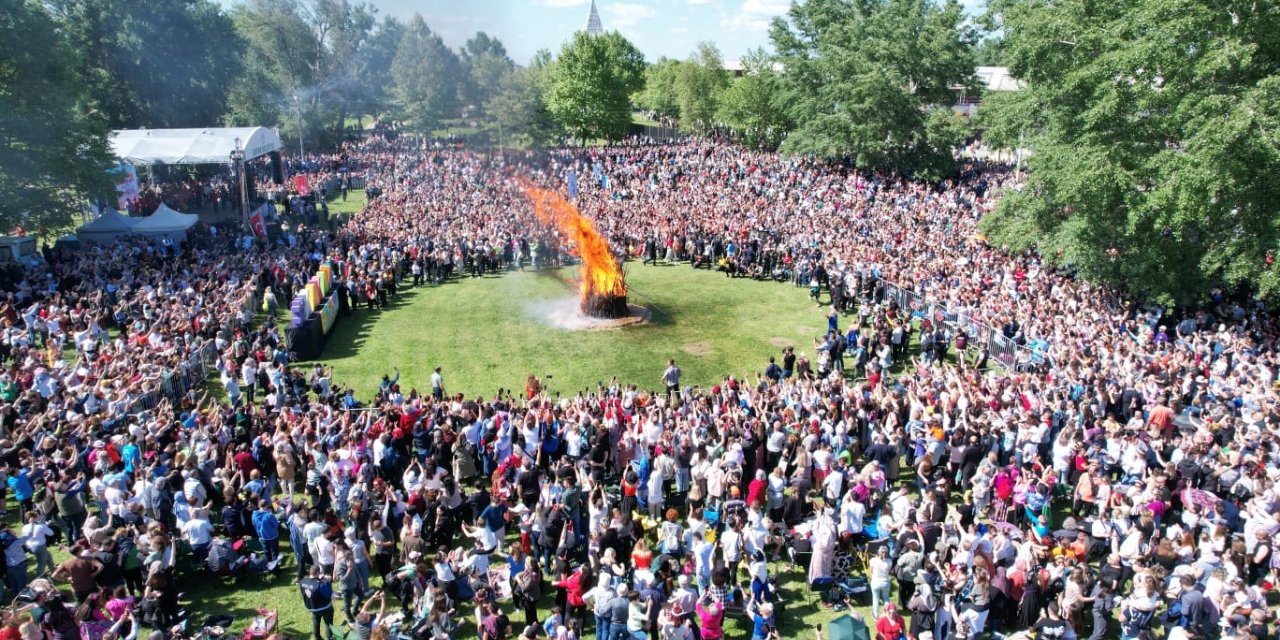 Kakava Ateşi Yerli Ve Yabancı On Binlerce Kişinin Katılımıyla Yakıldı