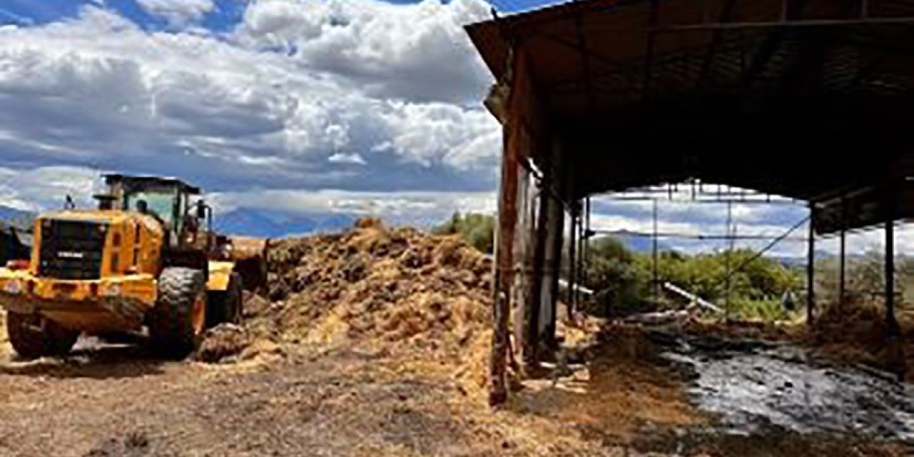 Antalya’da Besihane Deposunda Korkutan Yangın
