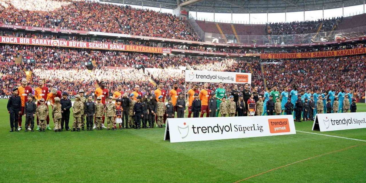 Trendyol Süper Lig: Galatasaray: 1 - Sivasspor: 0 (Maç Devam Ediyor)