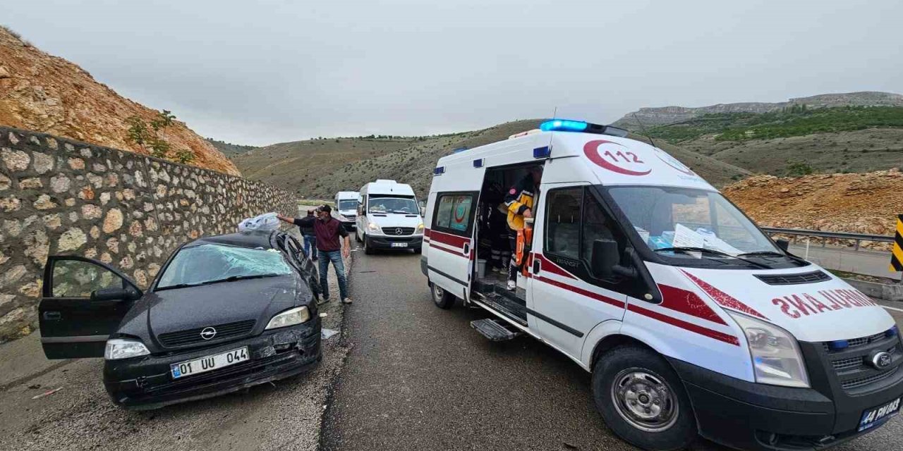 Kontrolden Çıkan Araç İstinat Duvarına Çarptı: 4 Yaralı