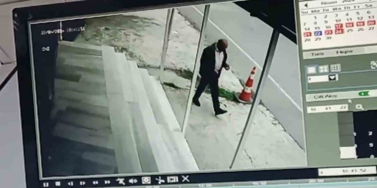 Beyaz Ayakkabı İle Girdi Siyah Ayakkabı İle Çıktı: Kameralara Yakalandı