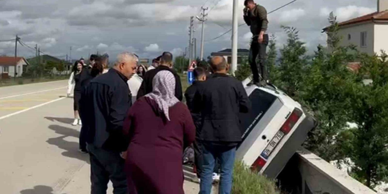 Arabanın Üzerine Çıktı, Hem Yaralıları İzledi Hem Sağlık Ekiplerini Aradı