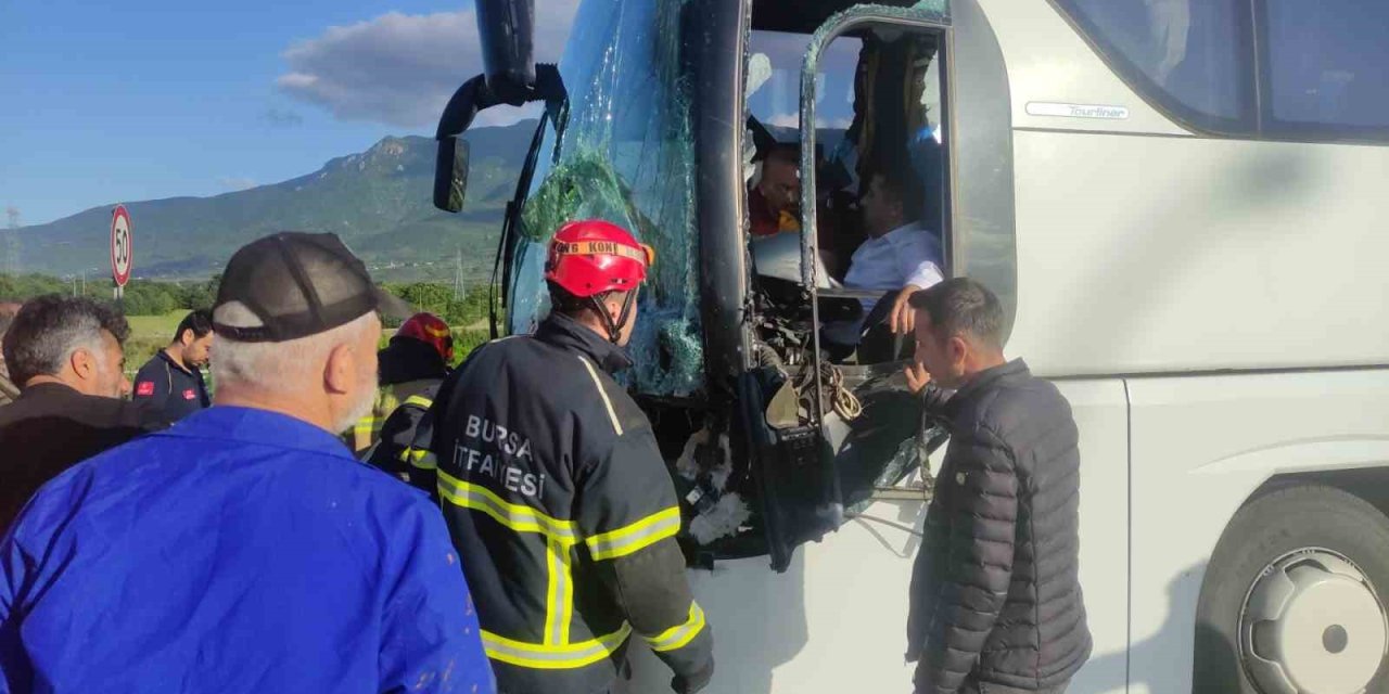 Yolcu Otobüsü Tıra Çarptı, Faciadan Dönüldü