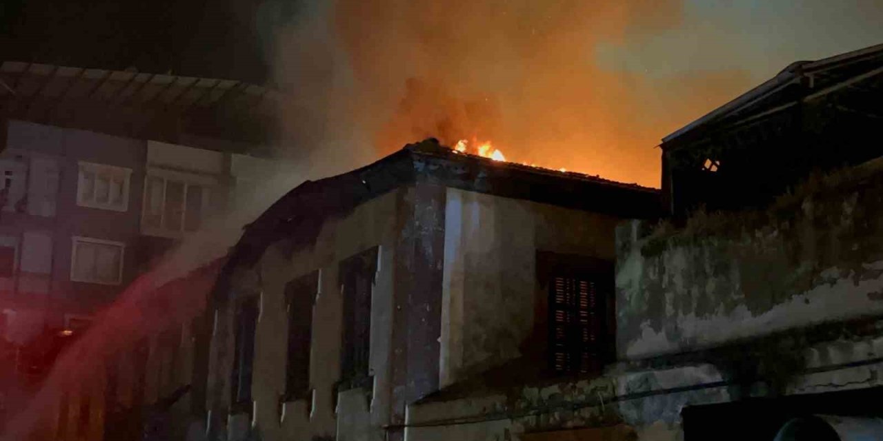 Hatay’da 200 Yıllık Tarihi Bina Çıkan Yangında Kül Oldu
