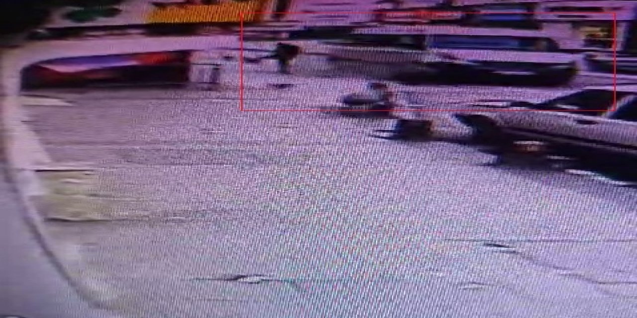 Kaza Yapan Sürücü Hıncını Yanındaki Kadından Çıkardı: O Anlar Kamerada