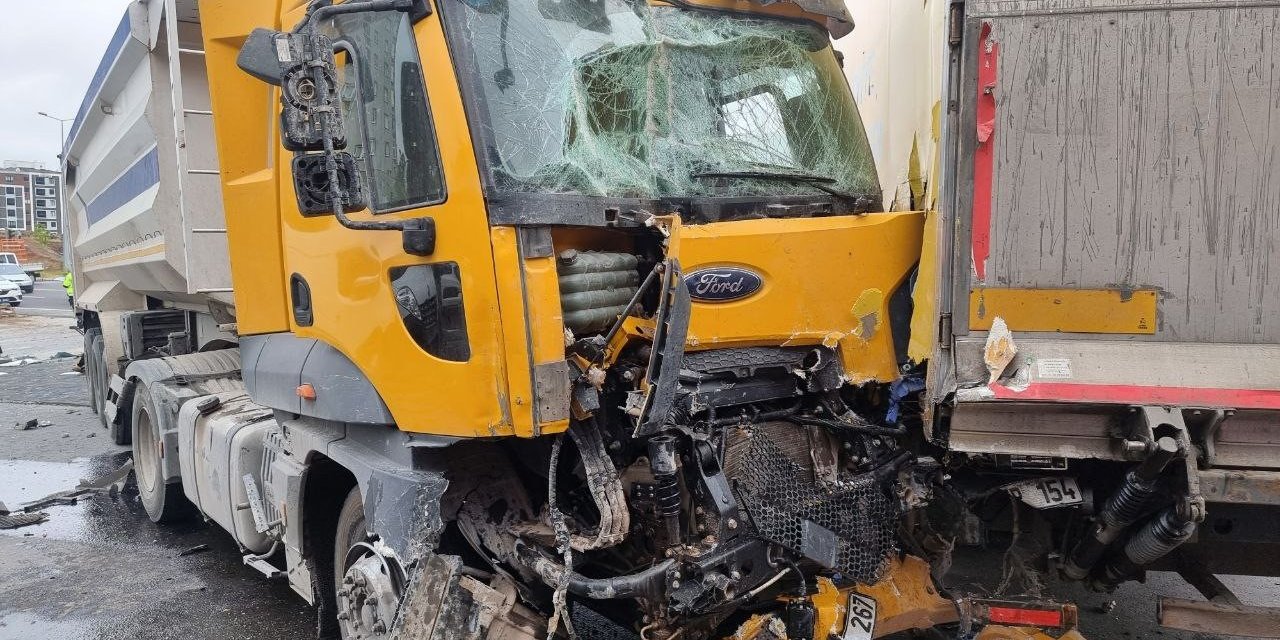 Duramayan Tır, 5 Aracı Biçti: 9 Yaralı