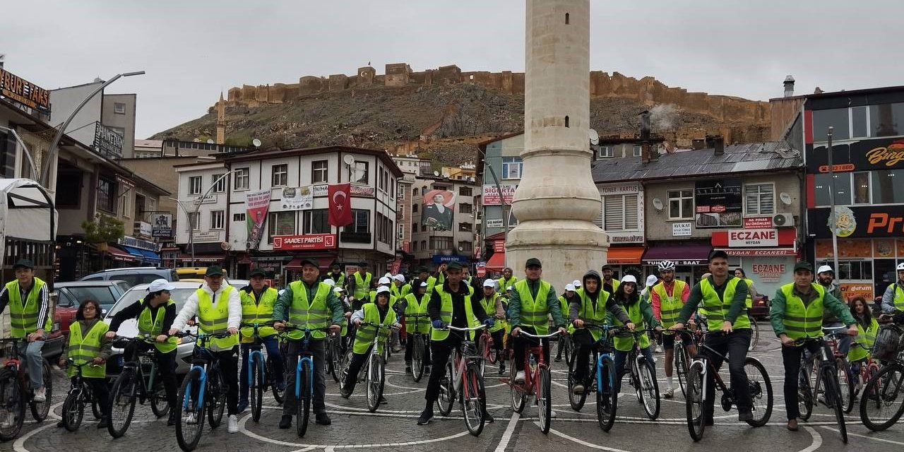 Bayburt’ta Yağmur Çamur Dinlemeyen Bisikletli Grup Pedalları Sağlıklı Yaşam İçin Çevirdi