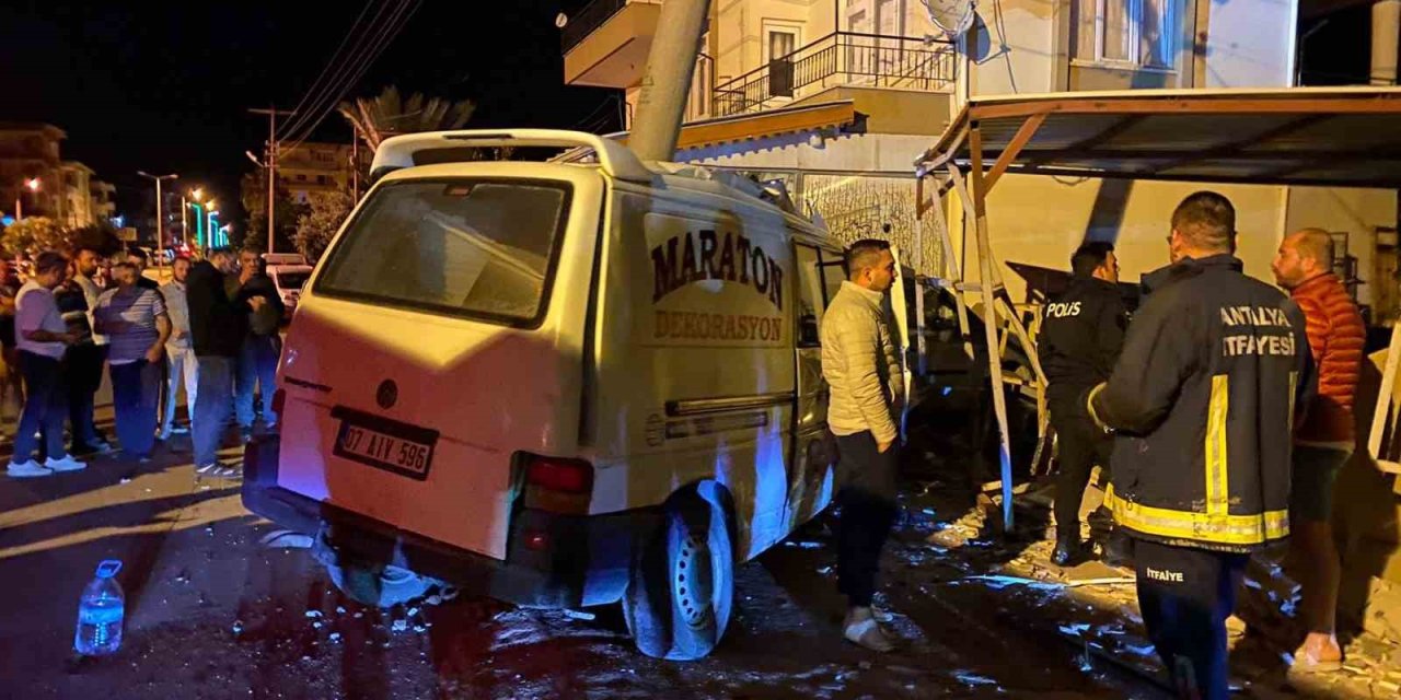 Kontrolden Çıkan Kamyonet Elektrik Direğine Çarptı, O Anlar Kamerada: 3 Yaralı