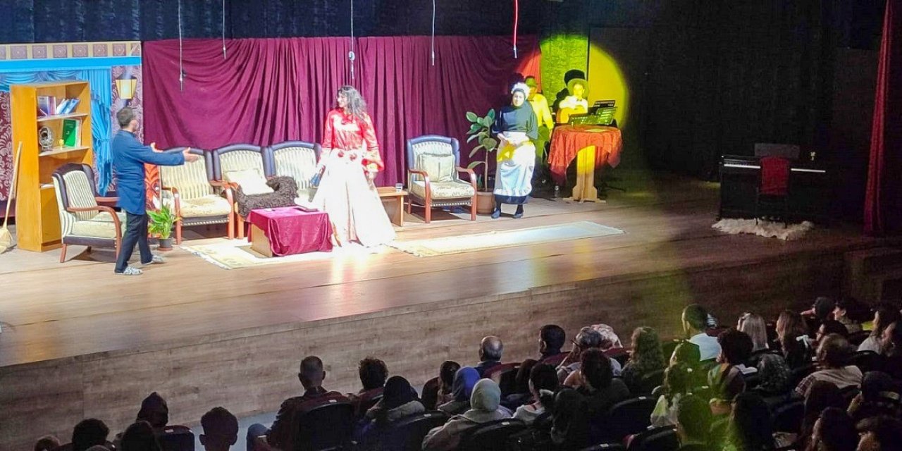 "İhtiyar Kız" Oyunu Tiyatro Severlere Eğlenceli Saatler Yaşattı