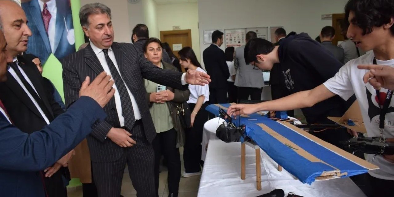 Lise Öğrencileri Bilim Fuarında Yeteneklerini Sergiledi