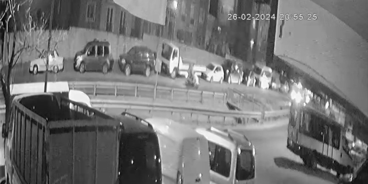 Kağıthane’de Polisten Kaçışın Sonu Kazayla Bitti: Ters Yöne Girince Ambulansla Çarpıştı, İlk Müdahaleyi Sağlık Görevlileri Yaptı