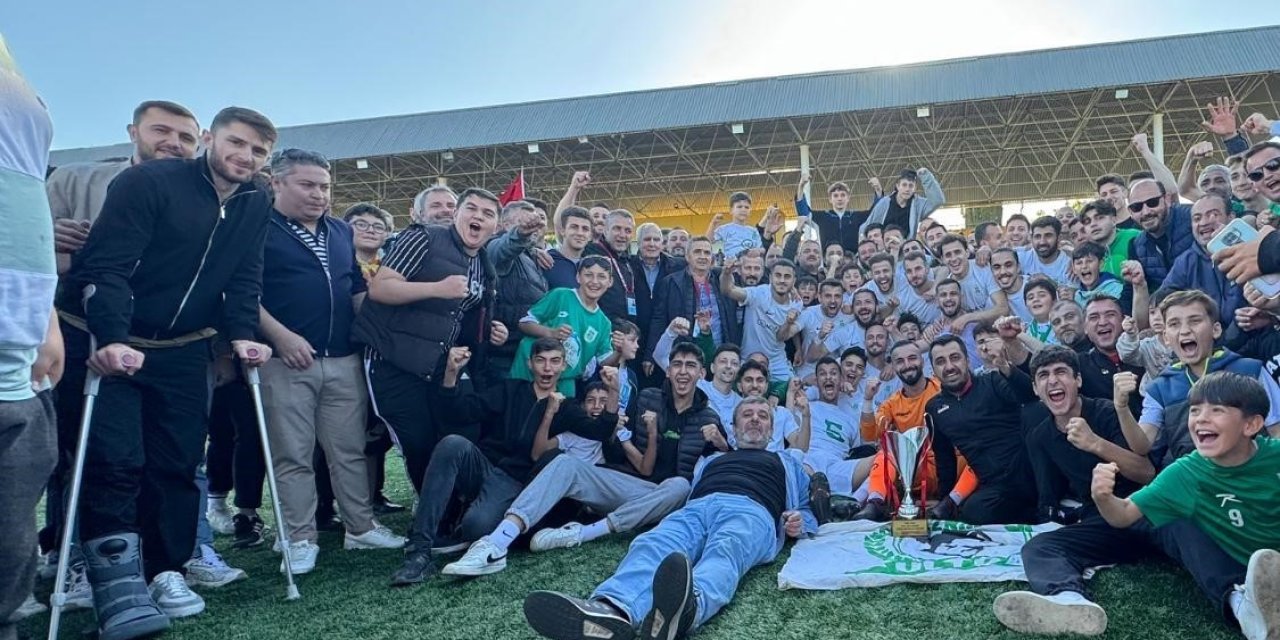 Fenerbahçeli İsmail Yüksek Memleketi İznik’te Maç İzlemeye Koltuk Değnekleriyle Geldi