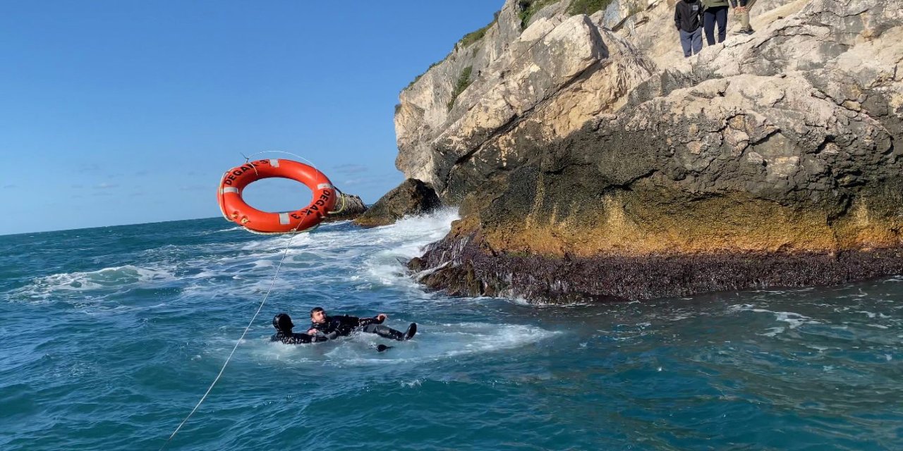 Kayalıklarda mahsur kalan amatör balıkçıyı sahil güvenlik kurtardı