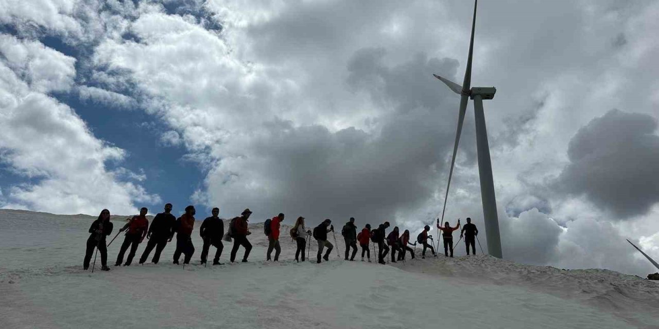 Dağcılar Yenilenebilir Enerjiye Dikkat Çekmek İçin Tırmandı