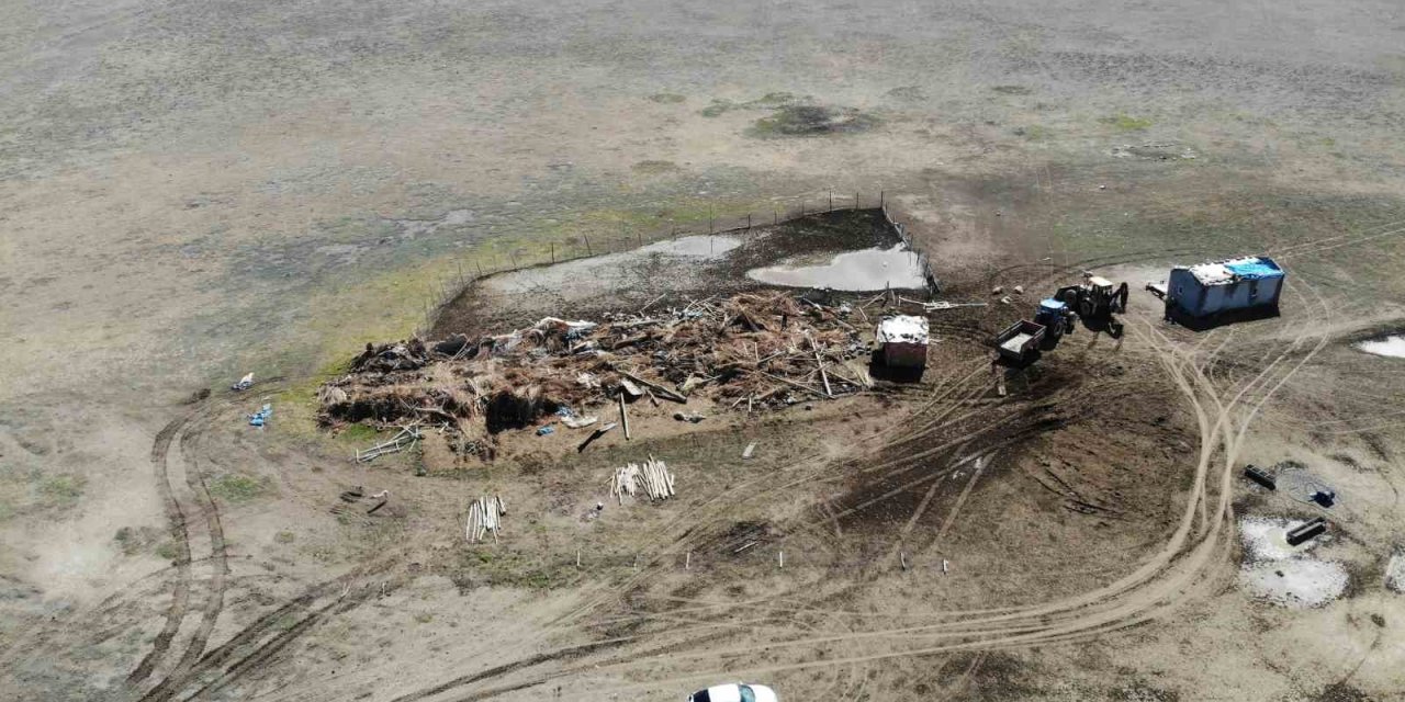 Aksaray’da Çöken Mandırada Kurtarma Çalışmaları Devam Ediyor