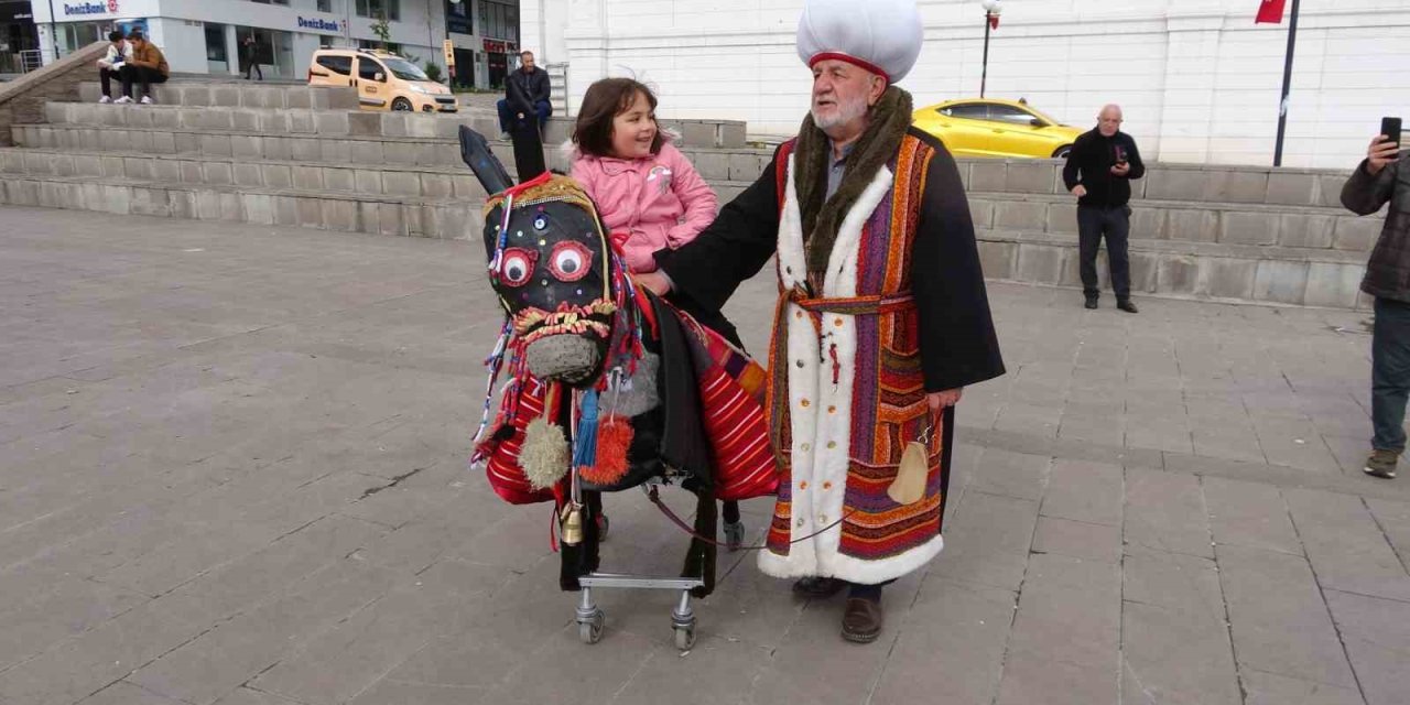 Nasrettin Hoca’yı Genç Kuşaklara Tanıtmak İçin Market Arabasından Yaptırdığı Eşeğiyle Sokak Sokak Geziyor