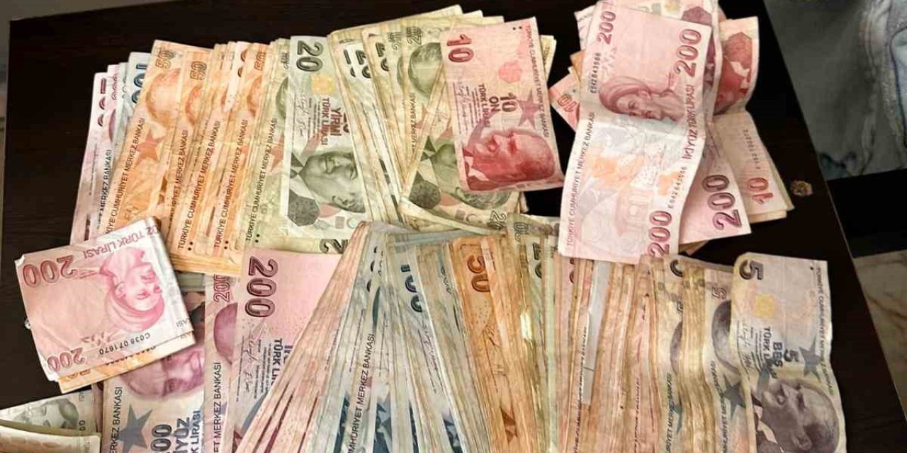 Eyüpsultan’da ‘Hastaneye Gideceğim’ Diyerek Dilenen Şahsın Üzerinden 23 Bin Lira Çıktı