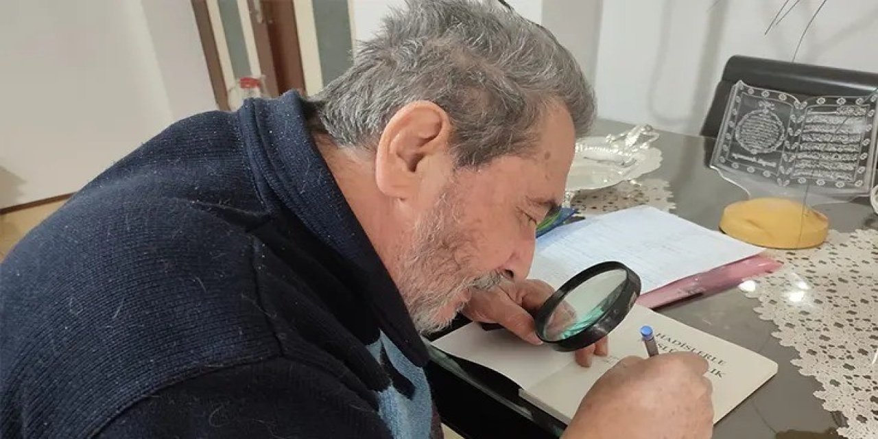 Gözü Görmeyince Kitabını Büyüteç Yardımıyla Kaleme Aldı