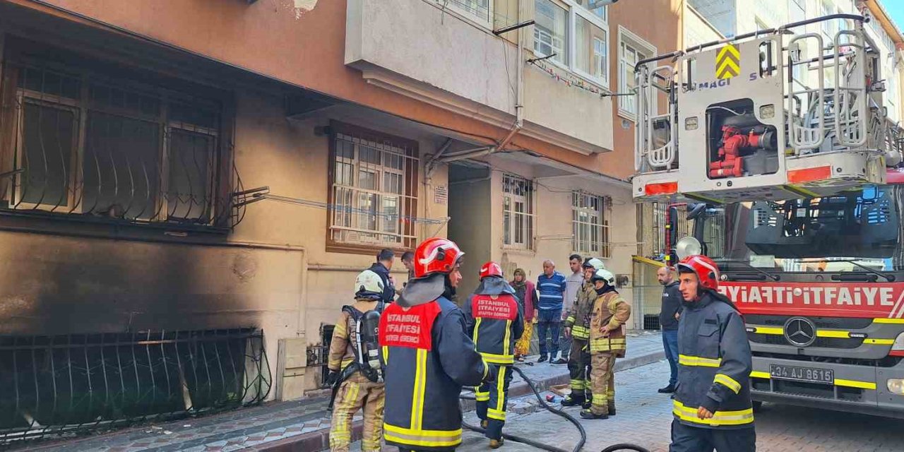 Sultangazi’de Bodrum Kattaki Daire Alev Alev Yandı: Faciadan Dönüldü