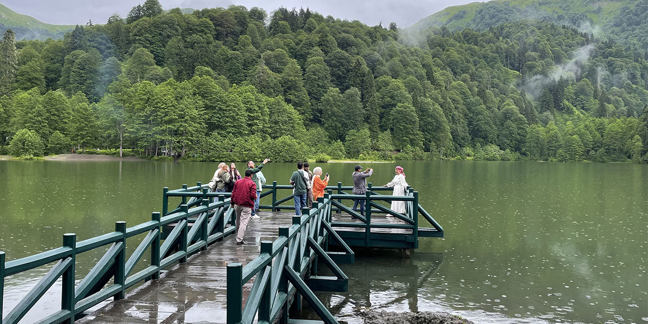 Borçka Karagöl Tabiat Parkı'nı bayramda 30 bin kişi ziyaret etti