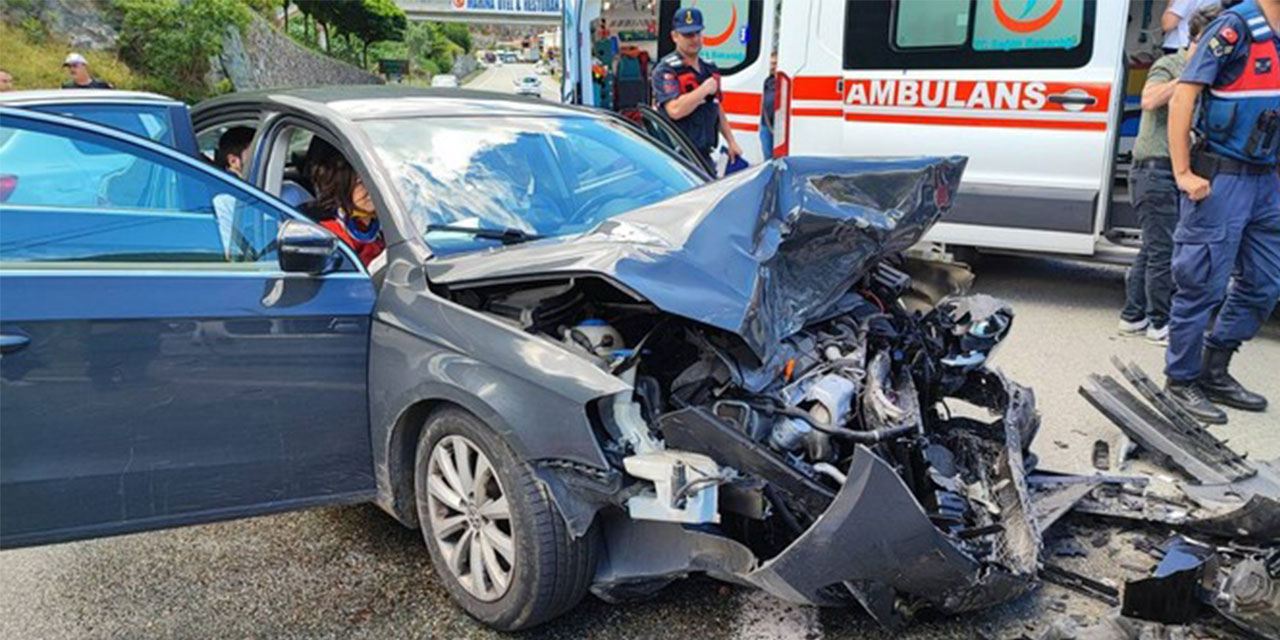 Artvin'de iki otomobilin çarpıştığı kazada 8 kişi yaralandı