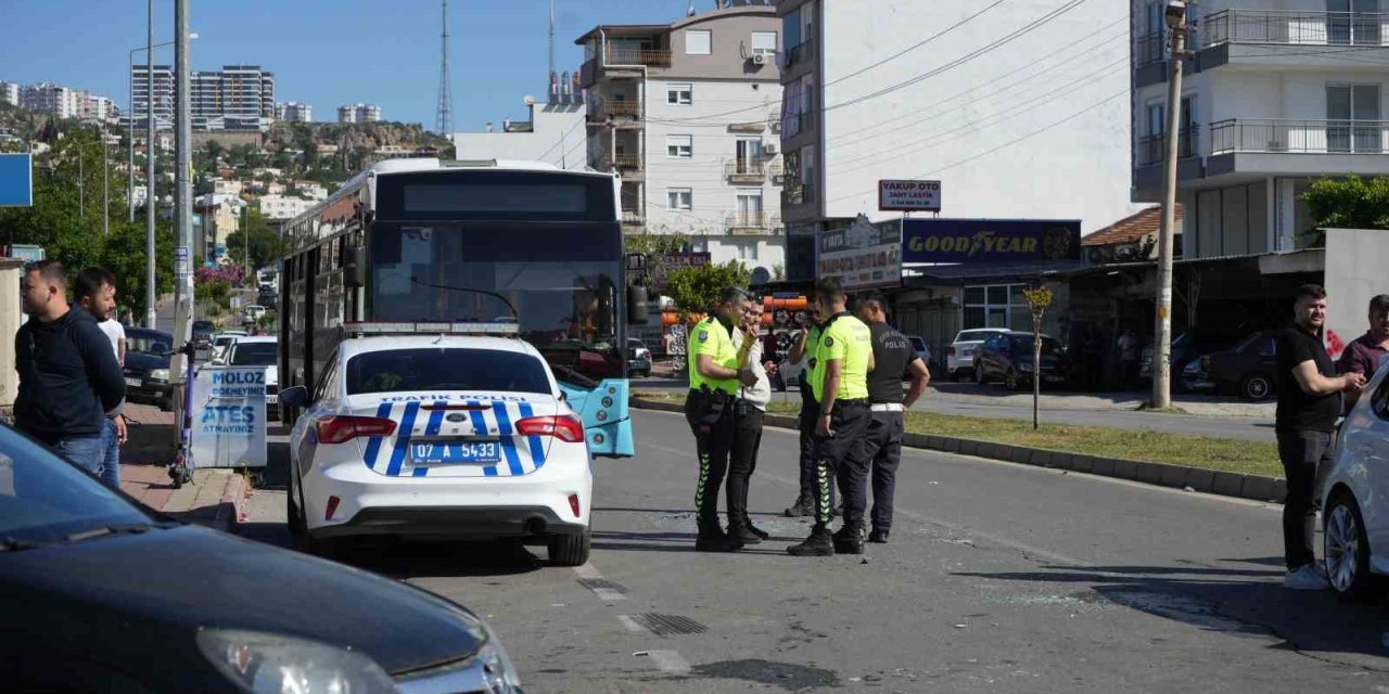 Halk Otobüsü Trafik Işıklarında Bekleyen Araçların Arasına Daldı: 3 Yaralı