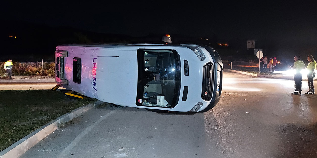 Amasya'da otomobil ile minibüsün çarpışması sonucu 17 kişi yaralandı