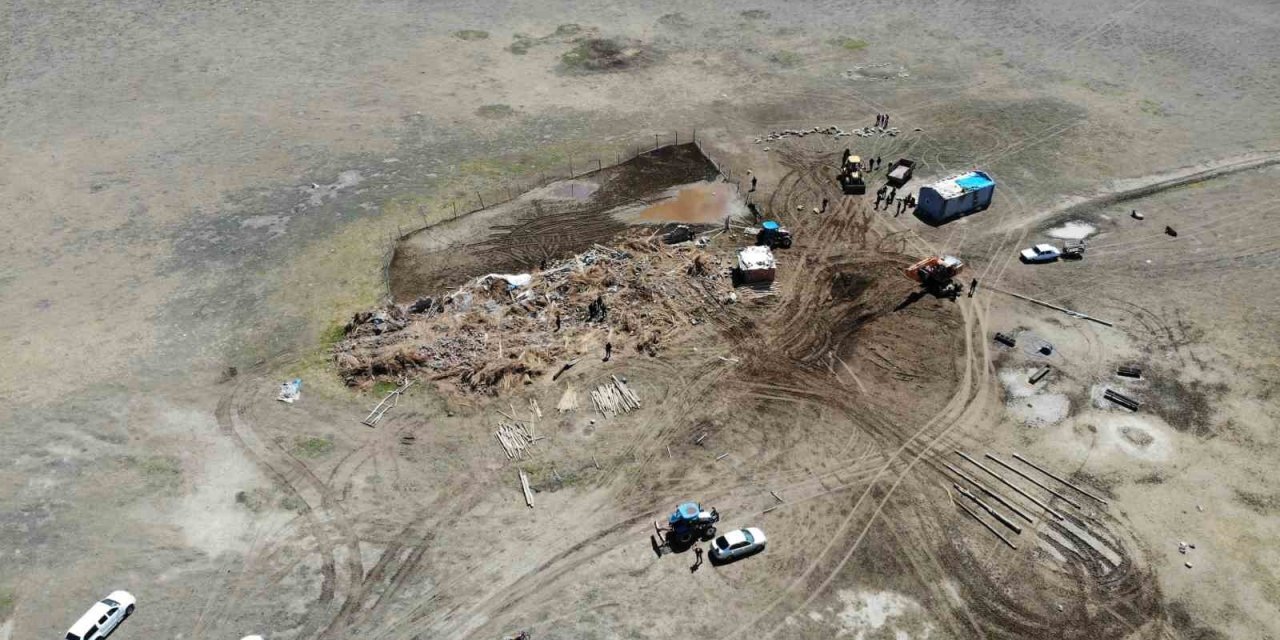 Vali Kumbuzoğlu: "Çöken Mandırada Hasar Tespit Çalışmalarımız Devam Ediyor"