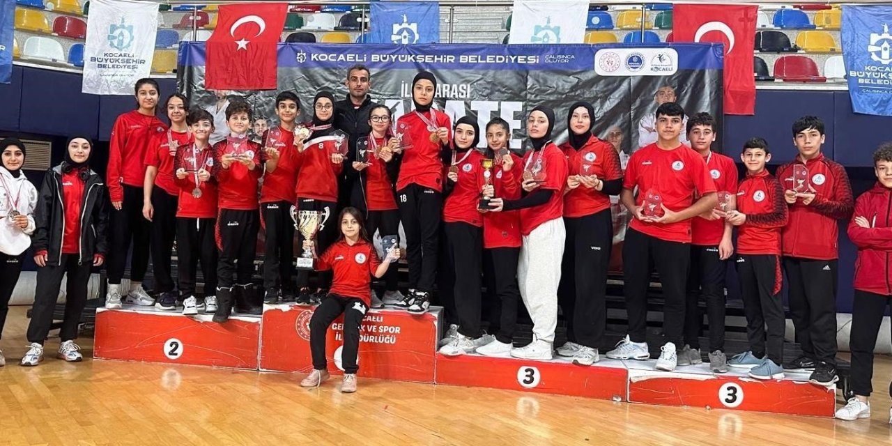 Körfezli Karateciler Madalyaları Topladı