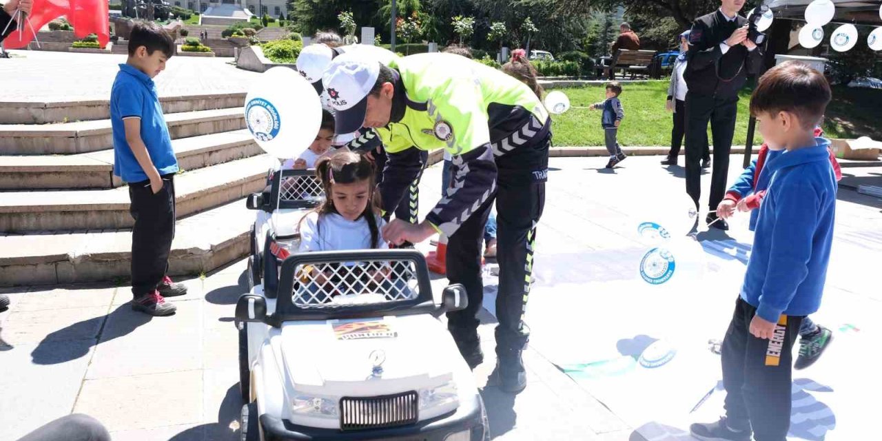 Trafik Kuralları Yolda Sürücülere, Meydanda Çocuklara Anlatıldı