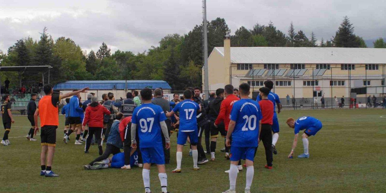 Futbolcular Sahada Tekme Tokat Birbirine Girdi