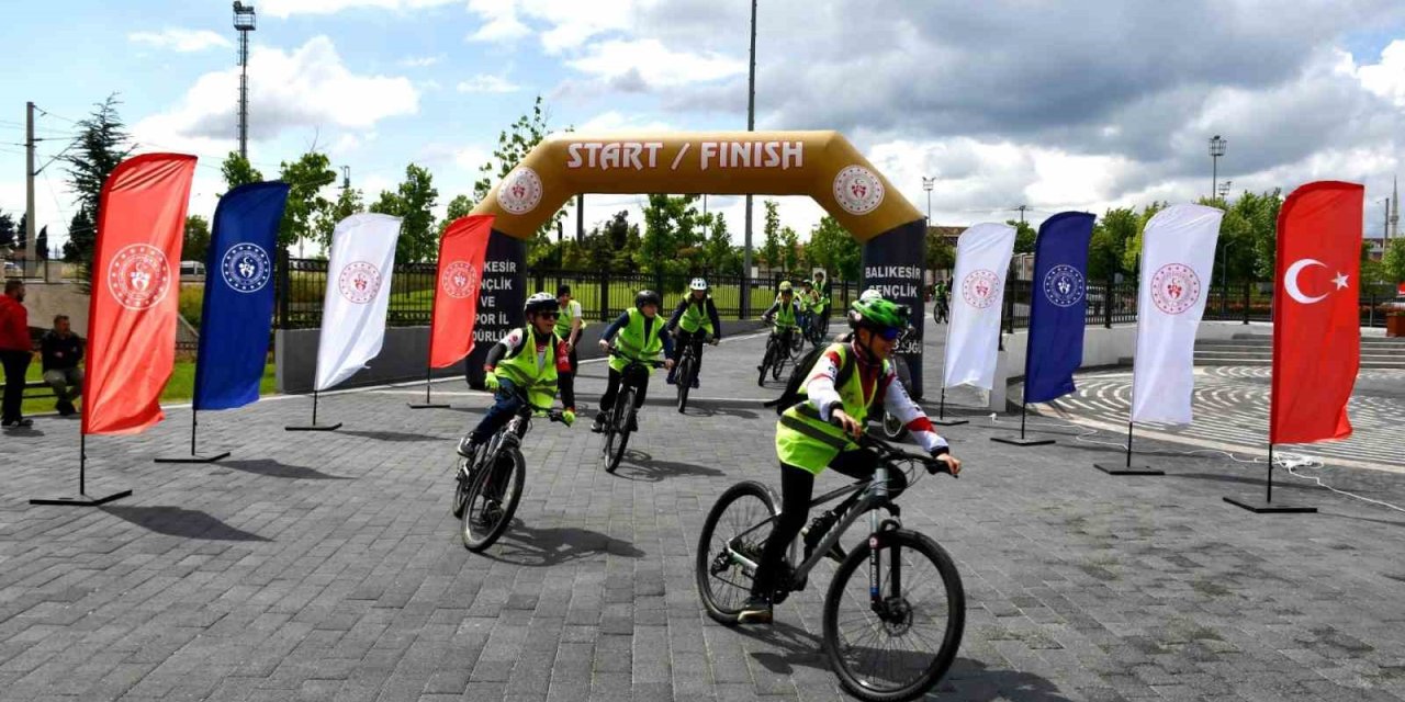 Balıkesir’de Yüzlerce Kişi Sağlıklı Yaşam İçin Pedal Çevirdi