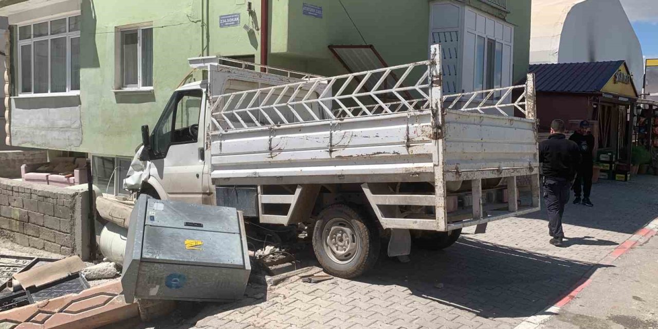 Kamyonetin Bahçe Duvarına Çarpma Anı Kameraya Yansıdı: 2 Yaralı