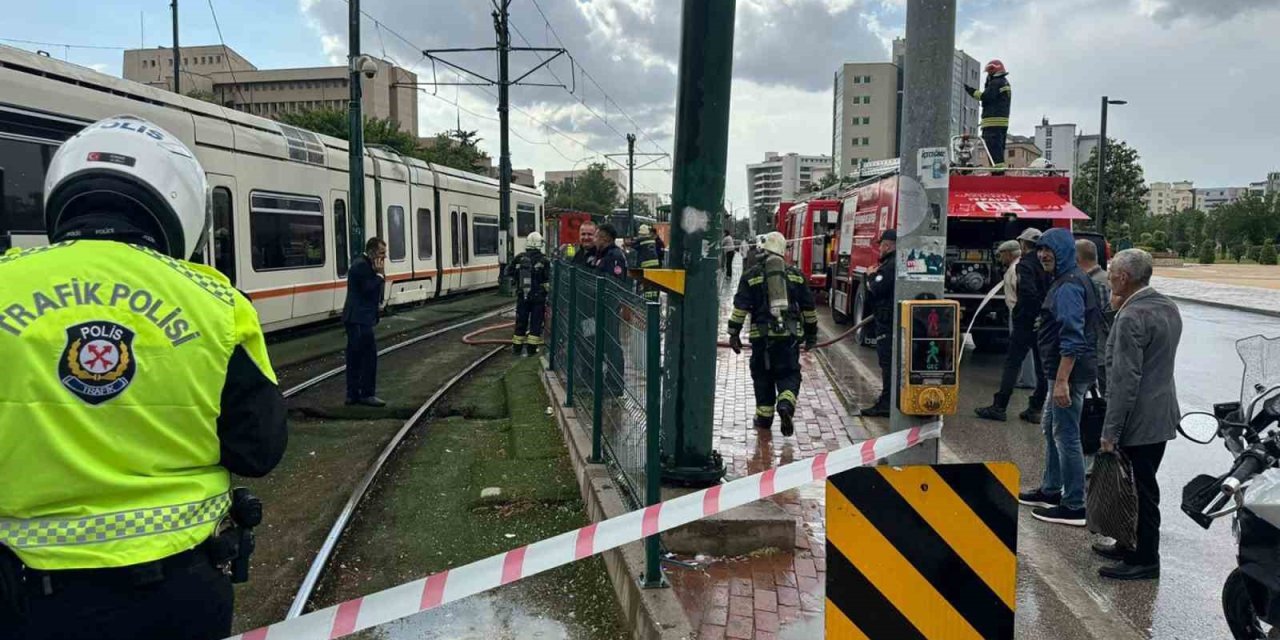 Gaziantep’te Tramvayın Üzerine Yıldırım Düştü