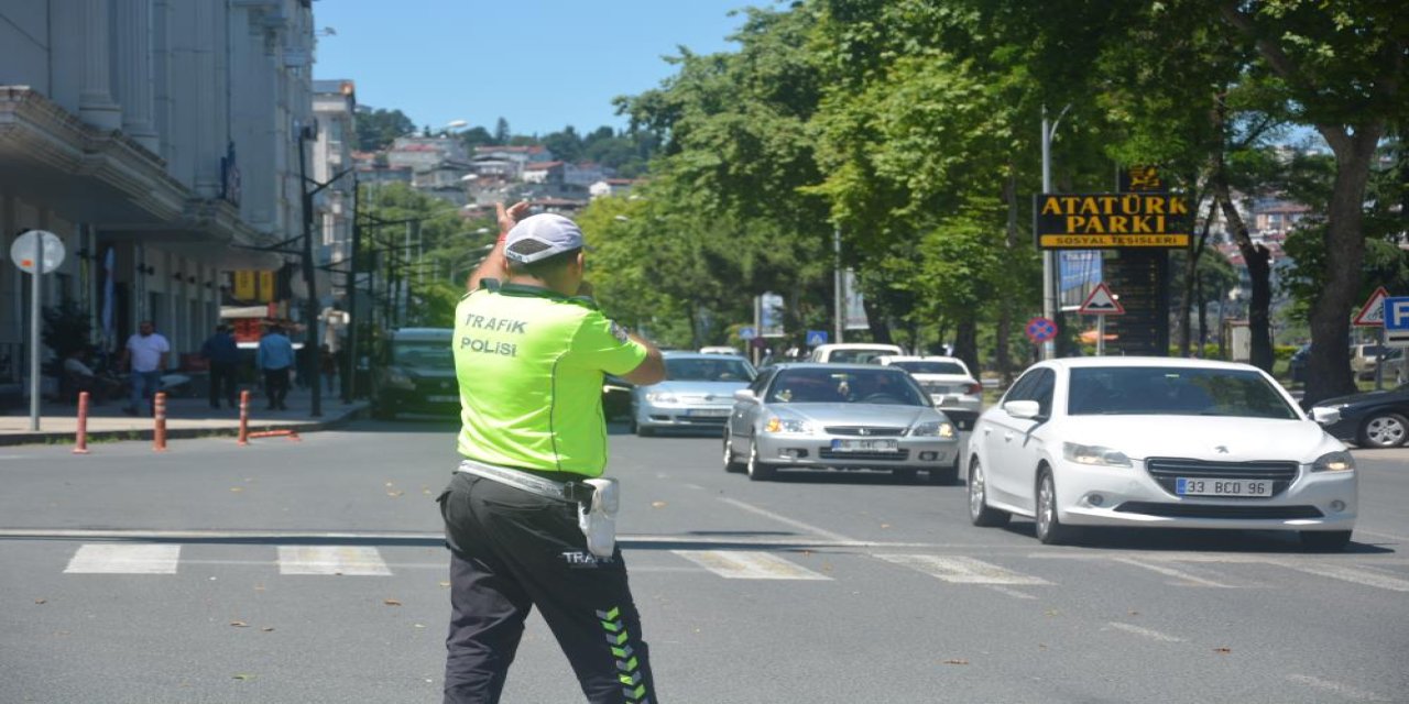 Karadeniz Sahil Yolu'nda yoğun trafik nedeniyle emniyetten sıkı tedbir