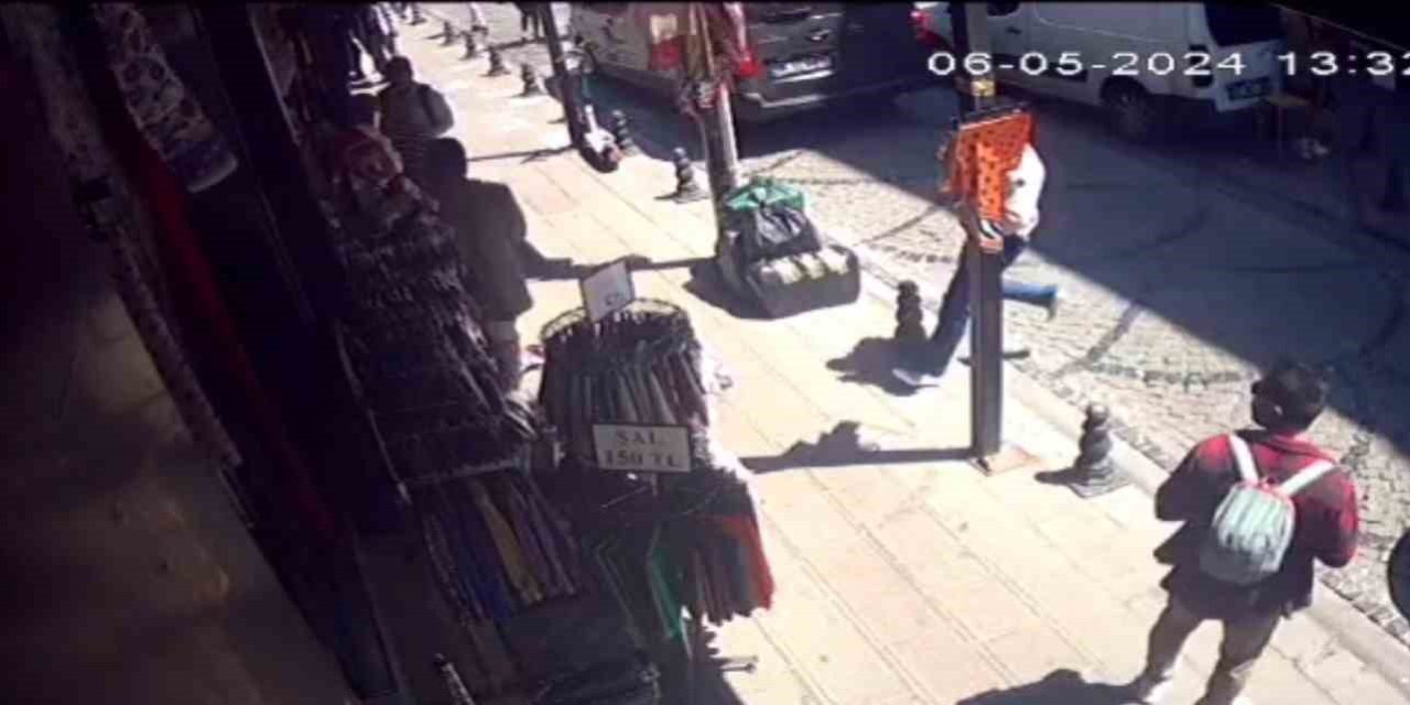Fatih’te Kendisinden Alışveriş Yapmayan Turisti Bıçaklayıp Kaçtı: O Anlar Kamerada