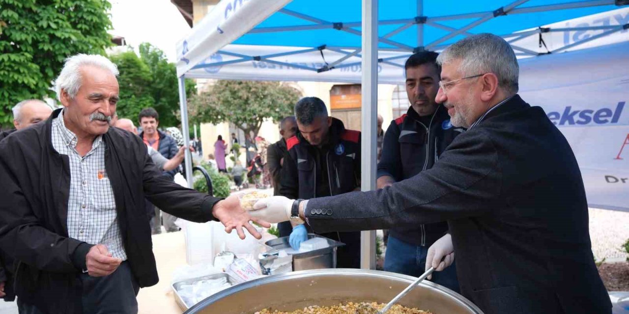 Çorum Belediyesi’nden Vatandaşlara Hedik İkramı