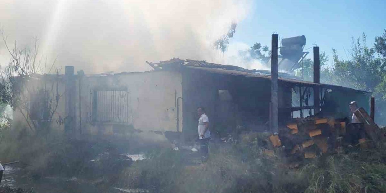 Hediyelik Eşya Yapılan Evde Yangın