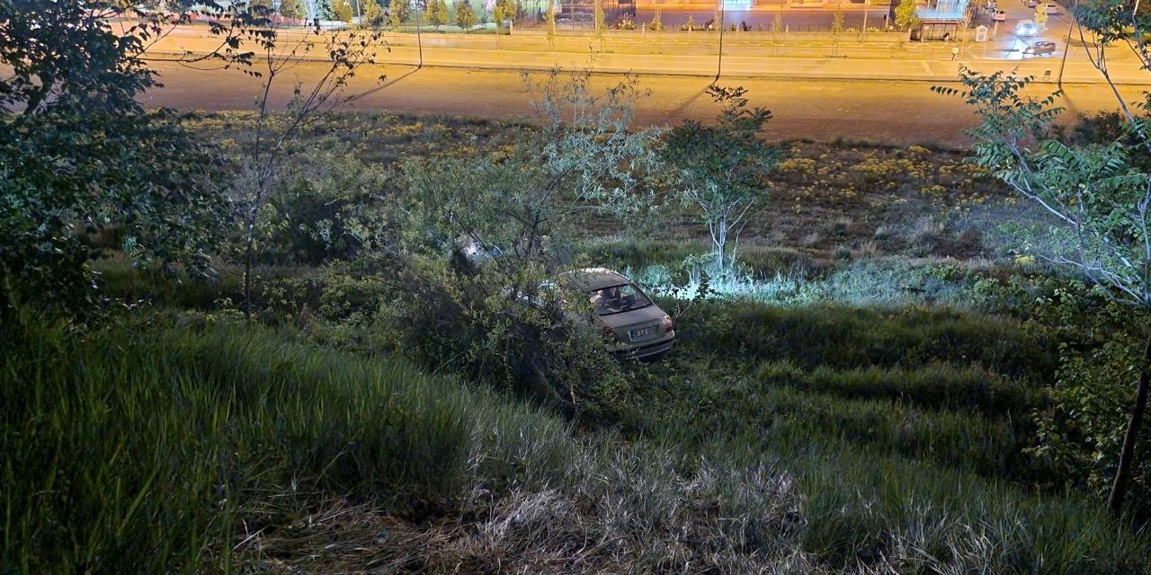 Park Halindeki Otomobil Kayarak Aşağı Uçtu