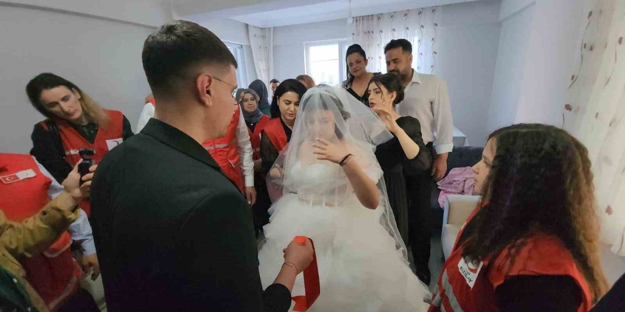 Enkazdan Sağ Çıkan Hediye Hayırseverlerin Desteğiyle Dünyaevine Girdi