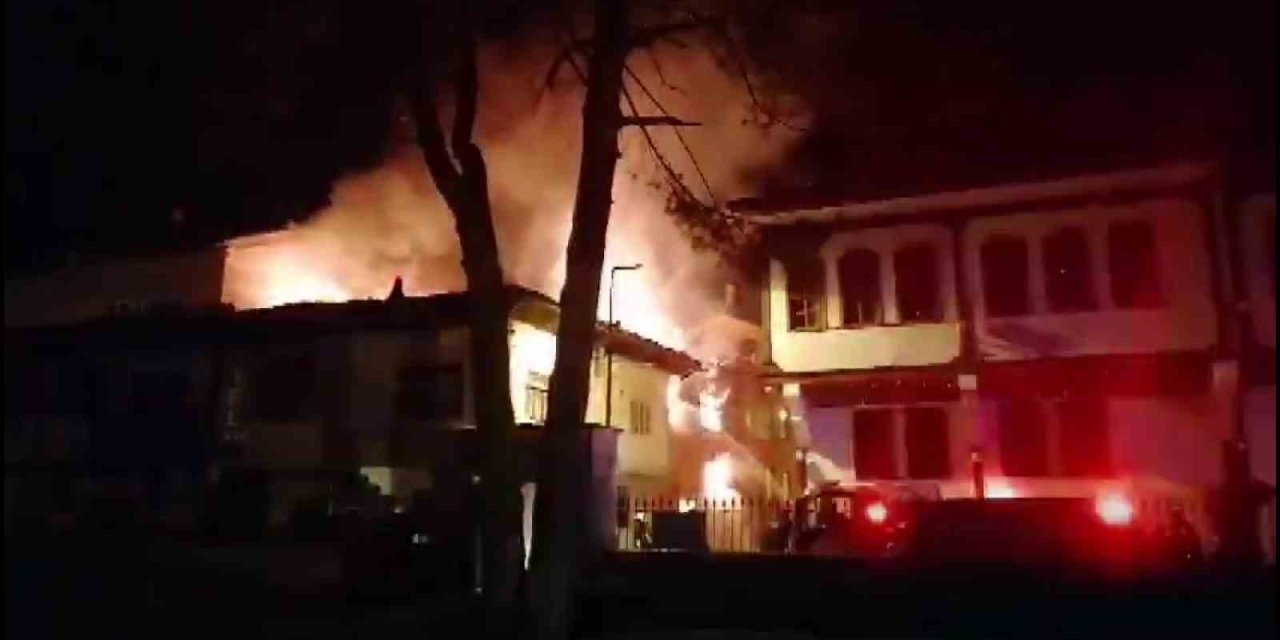 Amasya’da 100 Yıllık Tarihi Konak Alevlere Teslim Oldu: Yangın 4 Binaya Da Sıçradı