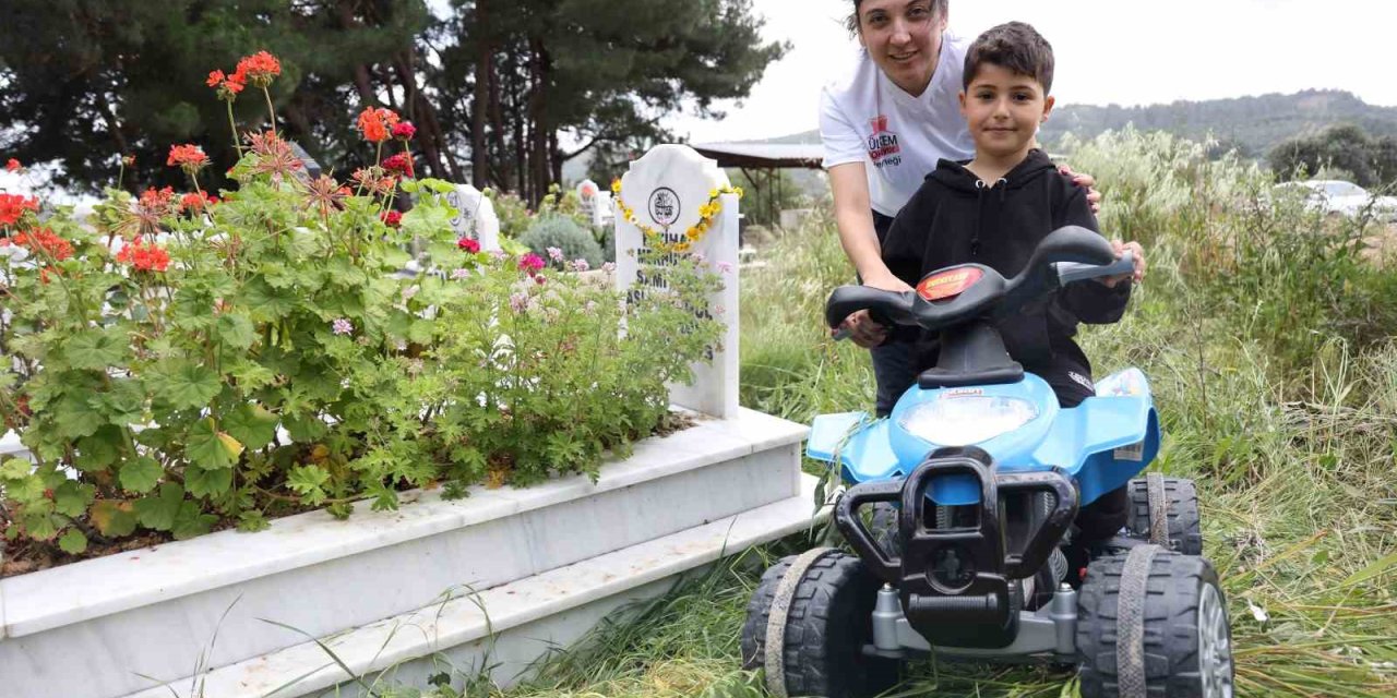 Afetzede Çocuğun Akülü Arabayla Annesinin Mezarını Ziyareti Yürekleri Dağladı