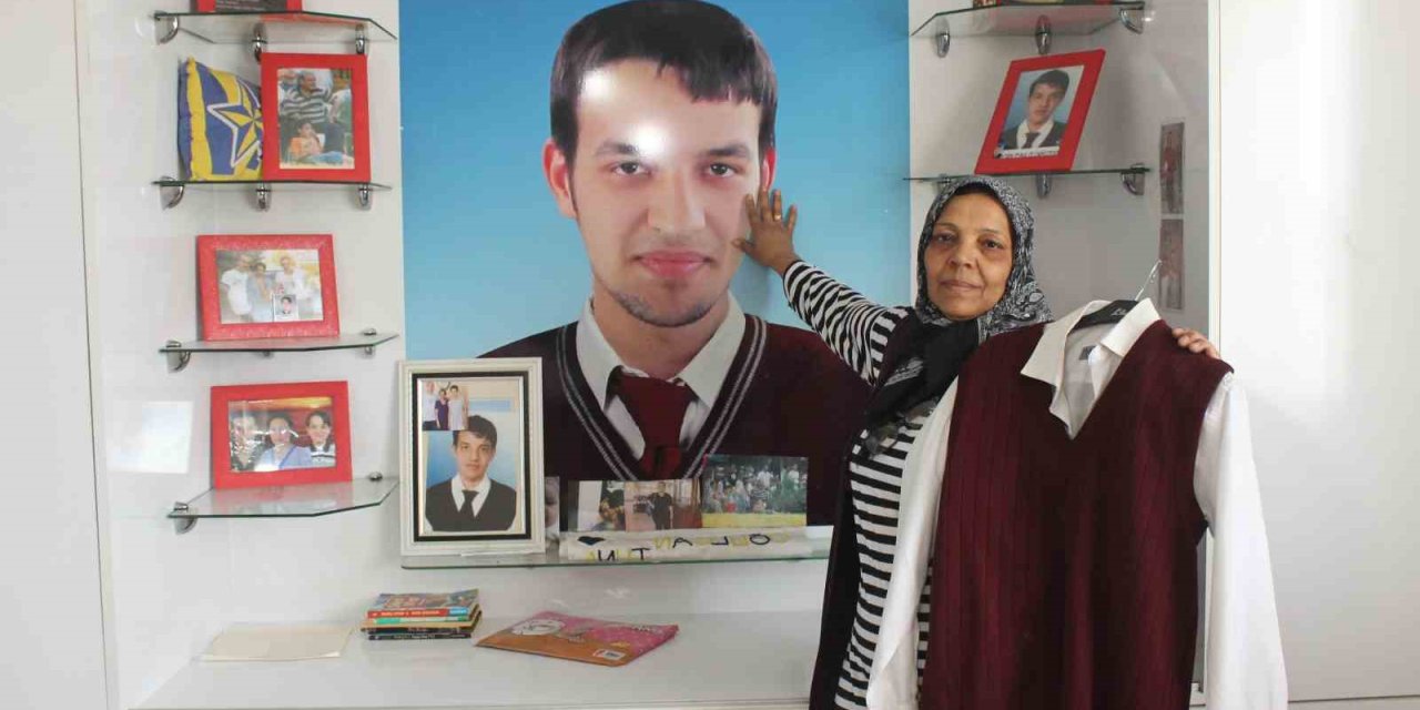 Dershaneden Dönerken Bombalı Saldırıda Şehit Olan Oğulcan’ın Annesi, Evladının Okul Elbisesiyle Hasret Gideriyor
