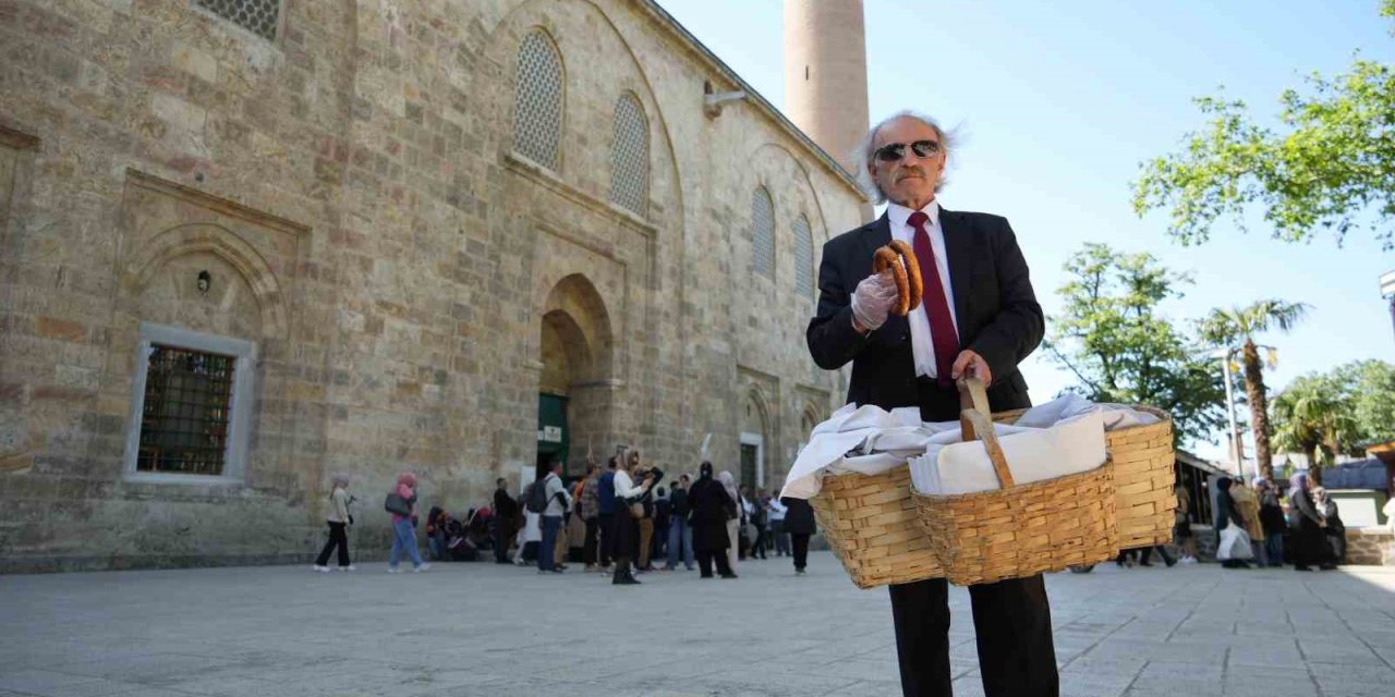 Takım Elbiseli Seyyar Simitçi